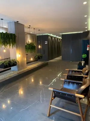 Uma área de estar em Excelente apto próximo a praia