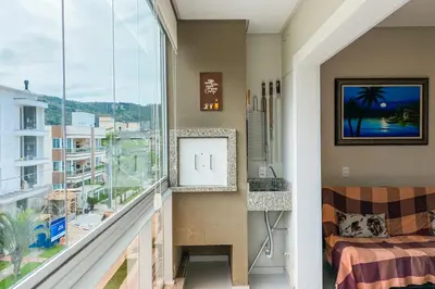 Uma televisão e/ou sistema de entretenimento em Espaçoso Apt com 3 Quartos na Praia de Palmas 0322