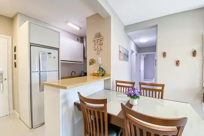 A cozinha ou kitchenette de Espaçoso Apt com 3 Quartos na Praia de Palmas 0322