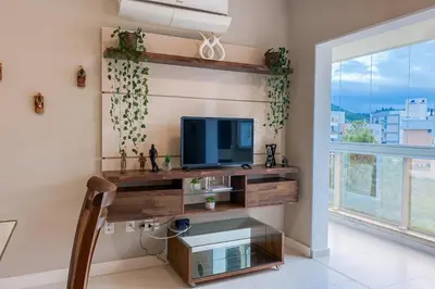 Uma televisão e/ou sistema de entretenimento em Espaçoso Apt com 3 Quartos na Praia de Palmas 0322