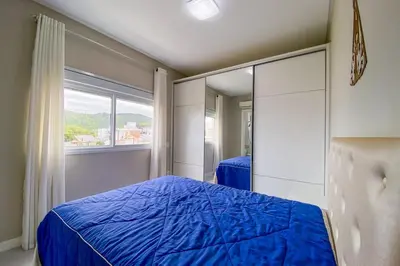 Uma cama ou camas num quarto em Espaçoso Apt com 3 Quartos na Praia de Palmas 0322