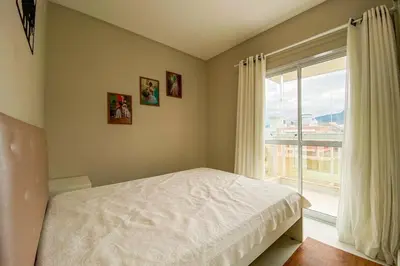 Uma cama ou camas num quarto em Espaçoso Apt com 3 Quartos na Praia de Palmas 0322
