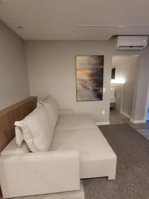 Uma área de estar em Flat Tower Infinity Meia Praia