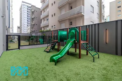 A área de jogos para crianças em Flat Infinity Tower Meia Praia