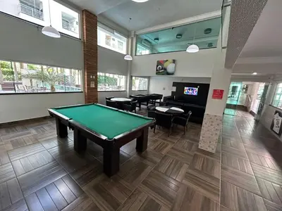 Uma mesa de bilhar em Apartamento 207 summer beach
