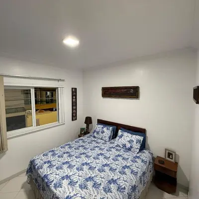 Uma cama ou camas num quarto em Amplo Apartmento proximo a Praia