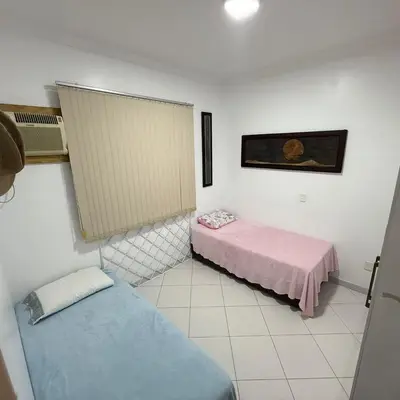Uma cama ou camas num quarto em Amplo Apartmento proximo a Praia