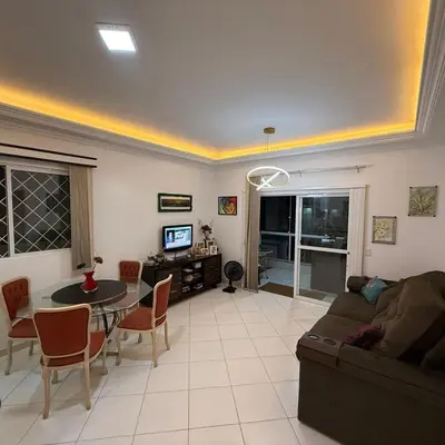 Uma televisão e/ou sistema de entretenimento em Amplo Apartmento proximo a Praia