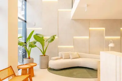 Uma área de estar em Elegância e Conforto em Suíte a 120 metros do Praia de Bombinhas