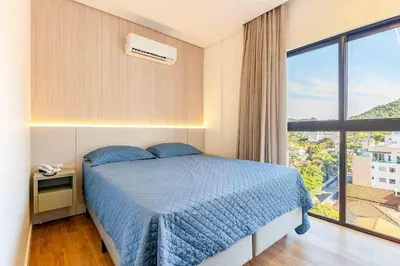 Uma cama ou camas num quarto em Elegância e Conforto em Suíte a 120 metros do Praia de Bombinhas