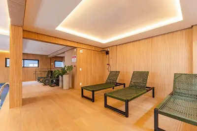 Uma área de estar em Elegância e Conforto em Suíte a 120 metros do Praia de Bombinhas