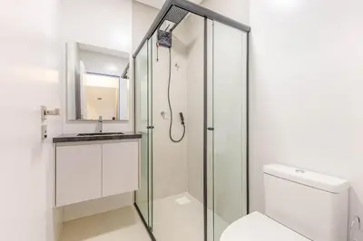 Uma casa de banho em Elegância e Conforto em Suíte a 120 metros do Praia de Bombinhas