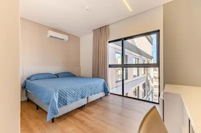 Uma cama ou camas num quarto em Elegante Suíte a 120m do Praia de Bombinhas