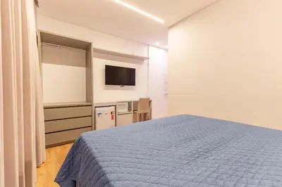 Uma cama ou camas num quarto em Elegante Suíte a 120m do Praia de Bombinhas