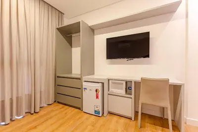 Uma televisão e/ou sistema de entretenimento em Elegante Suíte a 120m do Praia de Bombinhas