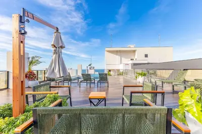O edifício onde o apartamento está situado