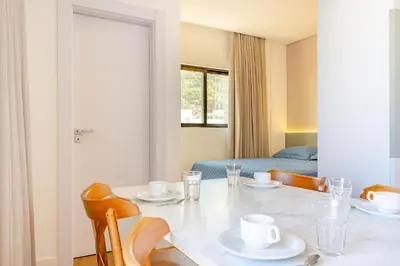 Uma área de estar em Loft no coração da cidade 120m do mar