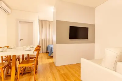 Uma televisão e/ou sistema de entretenimento em Loft no coração da cidade 120m do mar