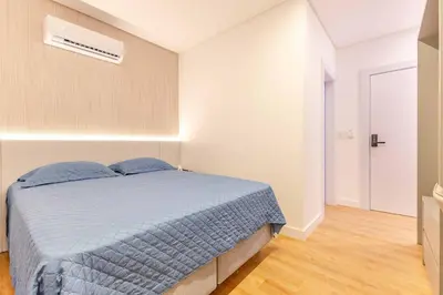 Uma cama ou camas num quarto em Elegante Suíte a 120 metros do Praia de Bombinhas