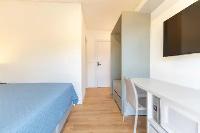 Uma televisão e/ou sistema de entretenimento em Elegante Suíte a 120 metros do Praia de Bombinhas