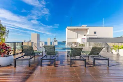 A piscina em ou perto de Elegante Suíte a 120 metros do Praia de Bombinhas