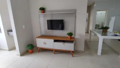 Uma televisão e/ou sistema de entretenimento em Pousada Jardim