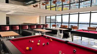 Uma mesa de bilhar em Suítes da Estadia Catarina no BLUE SEA HOTEL, beira-mar e lazer completo