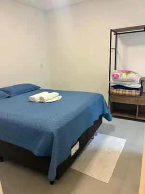 Uma cama ou camas num quarto em Apto Kairós Beach Stay - Piscina e Churrasqueira