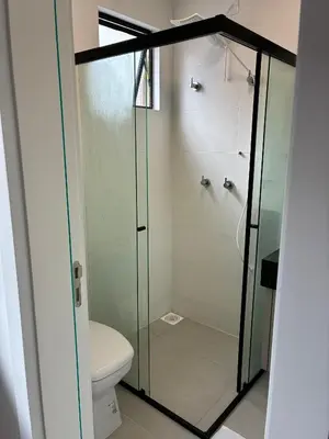 Uma casa de banho em Apto Kairós Beach Stay - Piscina e Churrasqueira