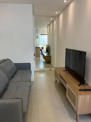 Uma televisão e/ou sistema de entretenimento em Apto Kairós Beach Stay - Piscina e Churrasqueira