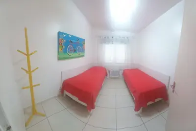 Uma cama ou camas num quarto em Apartamento com vista pro mar