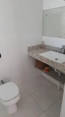 Uma casa de banho em Apartamento com vista pro mar