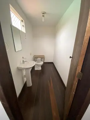 Uma casa de banho em Casa com piscina na praia de Mariscal