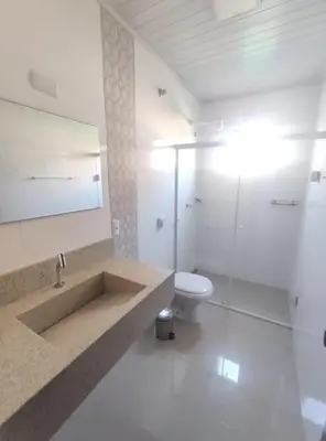 Uma casa de banho em Casa com piscina na praia de Mariscal