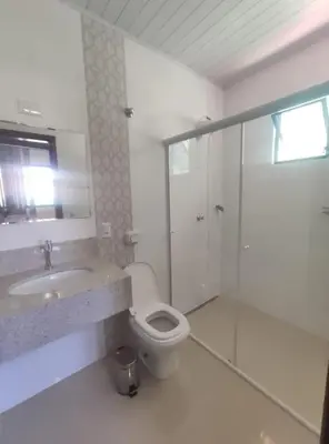 Uma casa de banho em Casa com piscina na praia de Mariscal