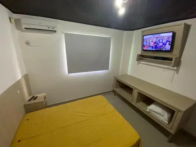 Uma televisão e/ou sistema de entretenimento em Casa com piscina na praia de Mariscal