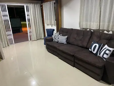 Uma área de estar em Casa com piscina na praia de Mariscal