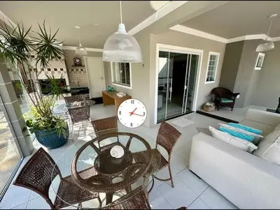 Uma área de estar em Casa Aconchegante com piscina