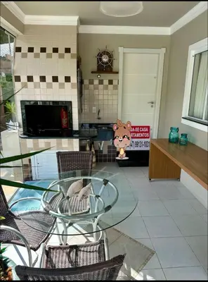 Uma área de estar em Casa Aconchegante com piscina