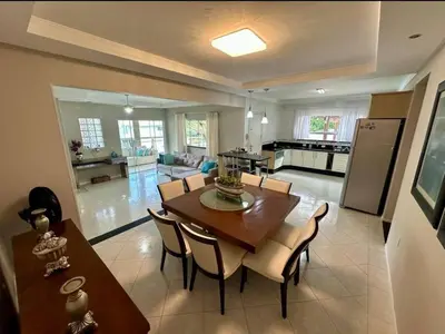 Uma área de estar em Casa Aconchegante com piscina