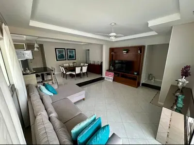 Uma área de estar em Casa Aconchegante com piscina