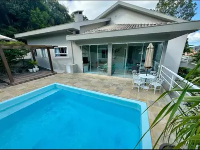 A piscina em ou perto de Casa Aconchegante com piscina