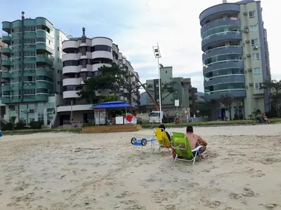 Uma praia em ou perto do apartamento