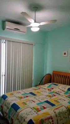 Uma cama ou camas num quarto em Prédio frente mar apto frente p montanhas a 20m PRAIA 8 pessoas