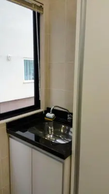 A cozinha ou kitchenette de Prédio frente mar apto frente p montanhas a 20m PRAIA 8 pessoas