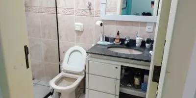 Uma casa de banho em Prédio frente mar apto frente p montanhas a 20m PRAIA 8 pessoas