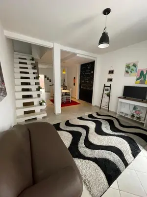 Uma área de estar em Casa 2 suítes