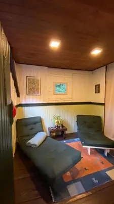 Uma cama ou camas num quarto em Rainforest Retreat Home and Waterfall