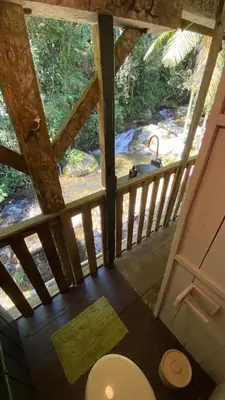 Uma varanda ou terraço em Rainforest Retreat Home and Waterfall