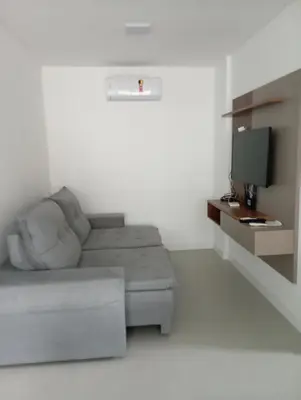 Uma televisão e/ou sistema de entretenimento em Apartamento na Praia de Itapema